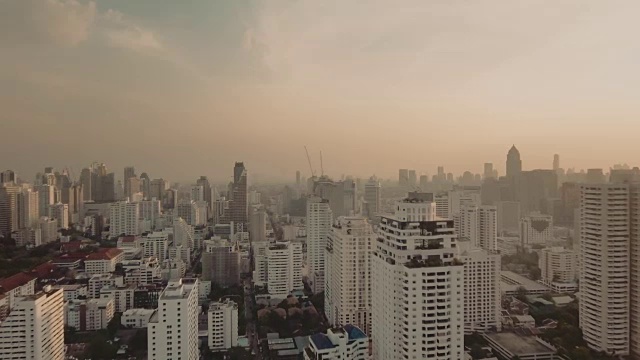 鸟瞰图曼谷市中心在日落视频下载