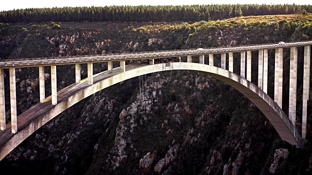 Bloukrans Bridge蹦极/ nature Valley SA /射击5:人跳- 60FPS高速视频素材