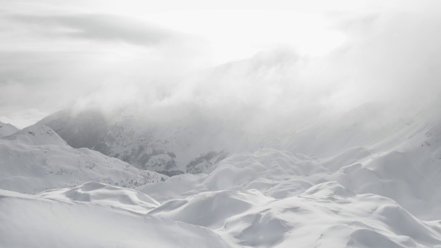 两个偏远地区的滑雪者在多雪的山顶上视频素材