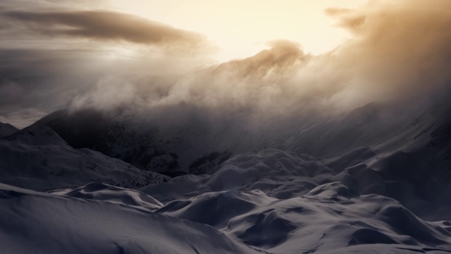 夕阳西下时，两个偏远地区的滑雪者在山顶上视频素材