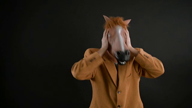 马的头面具视频下载