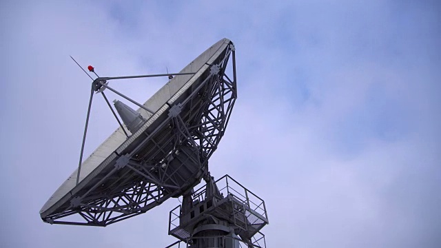 一个卫星天线以延时的方式移动，在天空中形成剪影视频下载