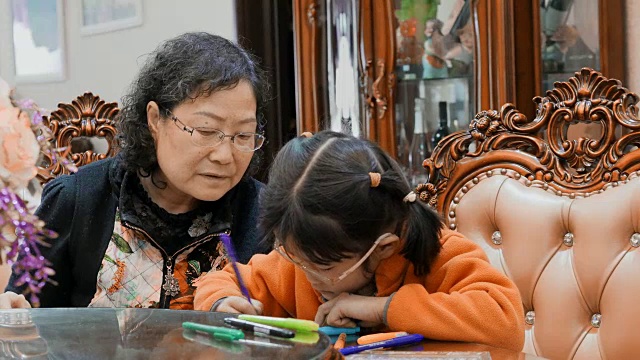 中国奶奶教她的孙女新单词视频下载