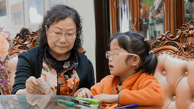 中国奶奶教她的孙女新单词视频下载