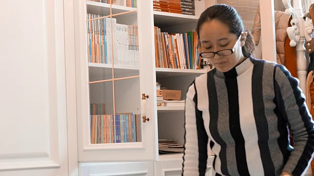 中国妇女整理书架视频下载