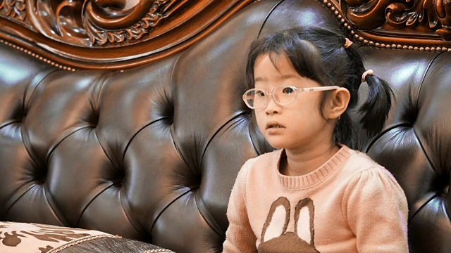 戴眼镜的中国女孩看电视视频下载