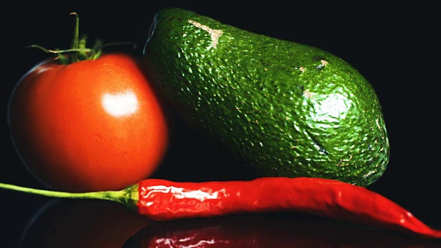 特写西红柿，辣椒和鳄梨酱视频下载