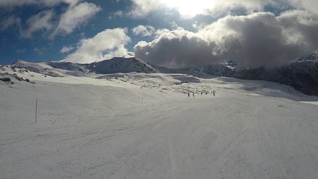 在滑雪道上视频素材