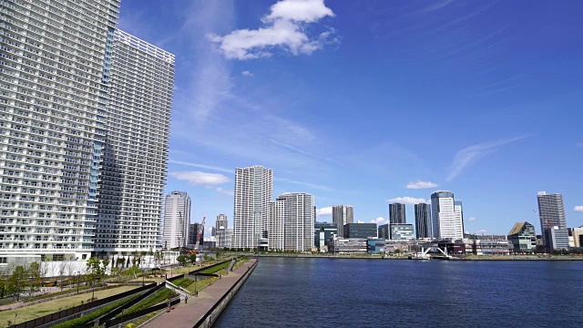 镜头拍摄了东京中央春美运河两侧的高层建筑。晴美病房在左边，丰泽病房在右边。视频素材