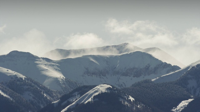 宽镜头的云飞越山脉/摩押，犹他州，美国视频下载