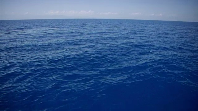 这一序列显示了海地海岸外广阔、平静、蓝色的大西洋，包括显示地球曲率的镜头。视频下载