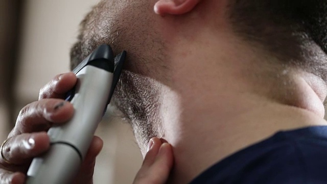 男人剃胡子视频素材