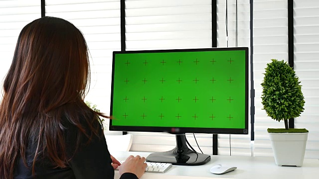女商人使用电脑绿屏，色度键视频下载
