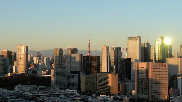 早晨，东京的建筑物反射着阳光和富士山视频素材