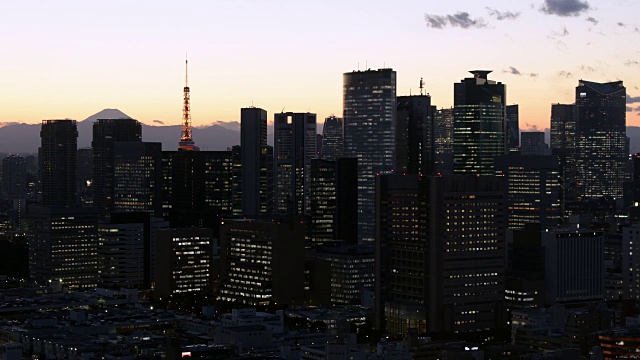 日落后的富士山和东京大厦视频素材