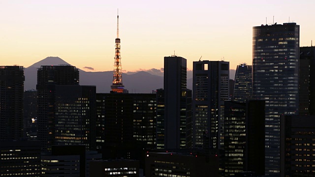日落后的富士山和东京大厦视频下载