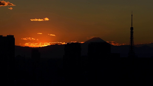 日落后的东京塔和富士山剪影视频下载
