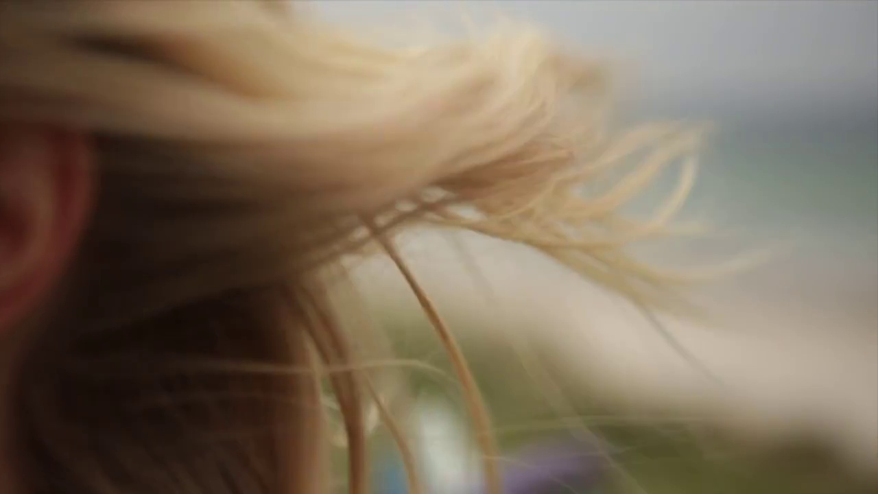 女性冲浪者头发的静态照片视频素材