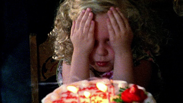 60年代重演近距离女孩用手遮住眼睛+吹灭生日蛋糕上的蜡烛视频下载