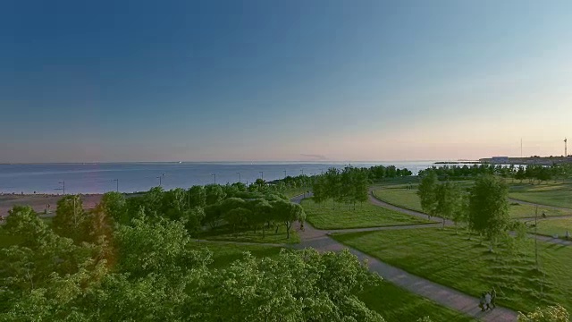 城市中心的绿色公园视频素材