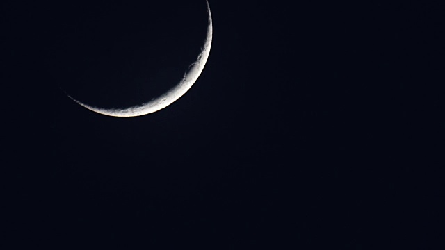一弯新月穿过漆黑夜空的时间弯角视频素材