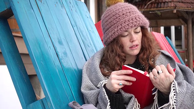 冬天在户外看书的女人视频下载