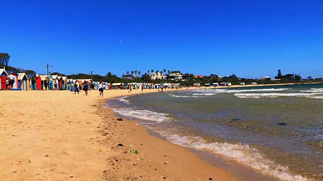 阳光明媚的夏日里，澳大利亚墨尔本的布里顿海滩视频下载