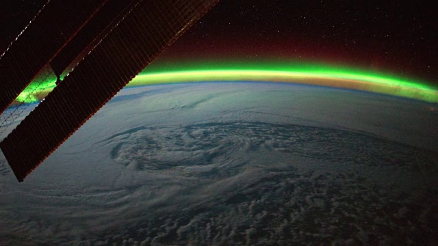 来自国际空间站(ISS)的地球之美。从太空看绚丽的北极光视频素材