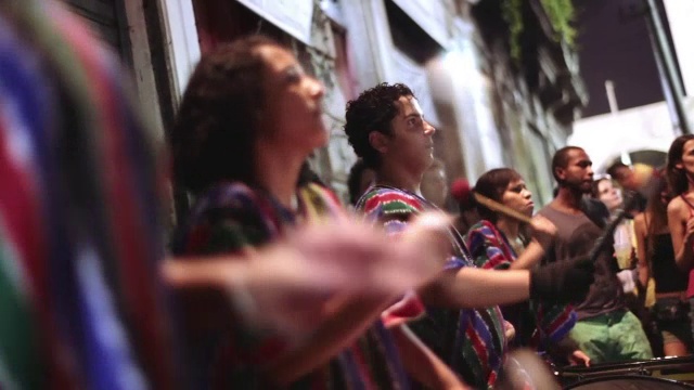 巴西打击乐线敲打鼓在户外桑巴舞音乐会的阿克斯达拉帕在里约热内卢视频下载