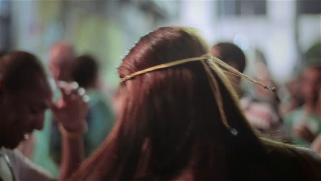 在里约热内卢，跳舞的女孩随着拉帕拱门的桑巴舞音乐旋转视频下载