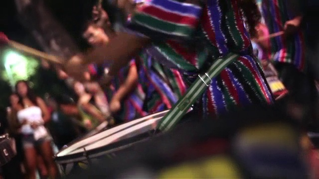 巴西鼓乐在晚上的户外音乐会在街道里约热内卢视频下载