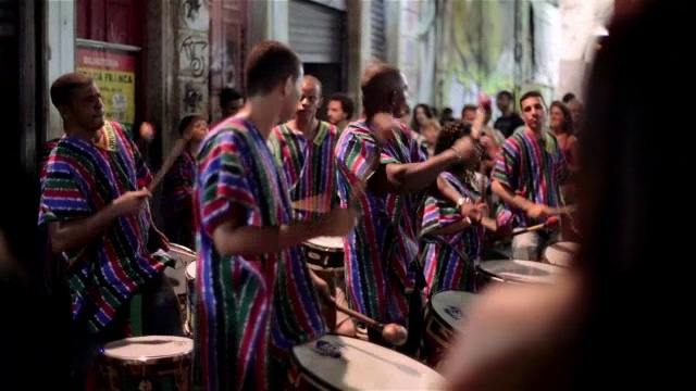 巴西桑巴舞乐队在户外音乐会节奏鼓舞视频下载