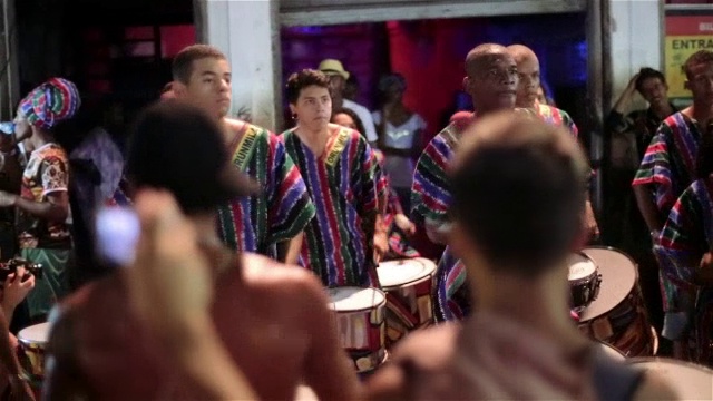 巴西桑巴舞乐队鼓和摇摆的节奏在户外音乐会在里约热内卢视频下载