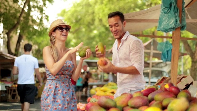 可爱的夫妇在巴西市场与木瓜跳舞鼓视频下载