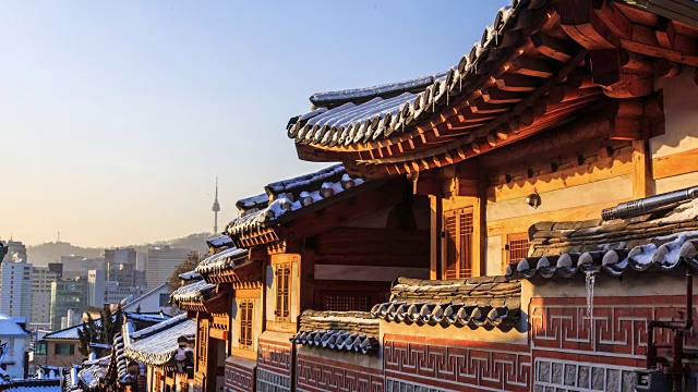 北川韩屋村(以传统韩国住宅和热门旅游目的地而闻名的地方)冬天的景色视频素材