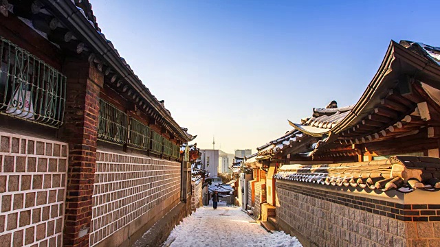 北川韩屋村胡同(著名的传统韩国住宅和热门旅游目的地)的冬季景色视频素材