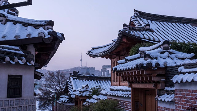 北川韩屋村(以传统韩国住宅和热门旅游目的地而闻名的地方)冬天的景色视频素材