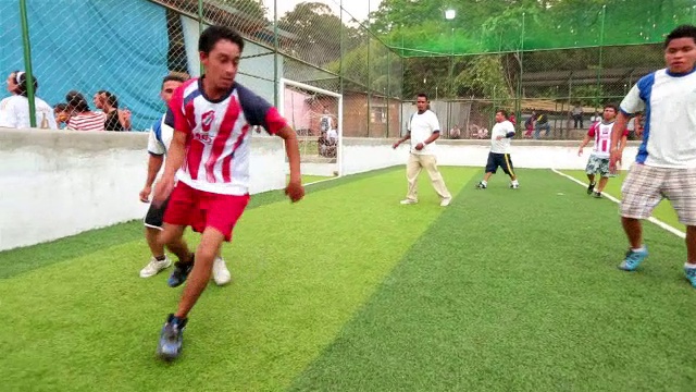 男子滑向球门，在当地足球比赛中恢复视频下载