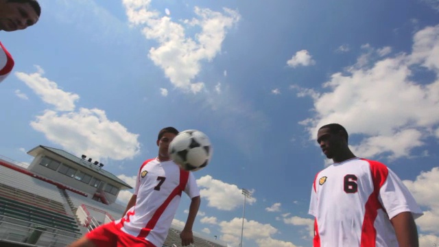 足球运动员来回地用脚踢球和用头撞球。视频素材