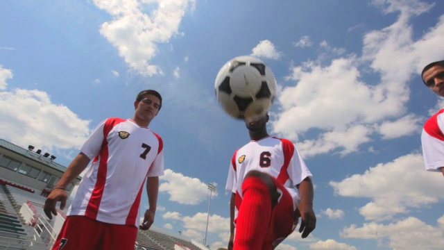 足球运动员站在一个圈里前后踢一个球。视频下载
