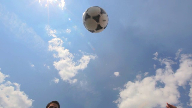 一名足球运动员在蓝天下踢球。视频素材