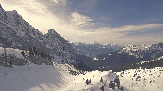 滑雪者和树在避难所杜波斯坦在法国阿尔卑斯山视频素材