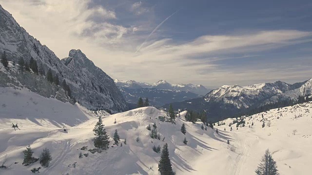 滑雪者和树在避难所杜波斯坦在法国阿尔卑斯山视频素材