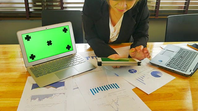 女商人展示绿色的笔记本电脑屏幕视频素材