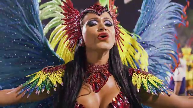 巴西里约热内卢狂欢节上的桑巴舞小姐SLO MO视频下载