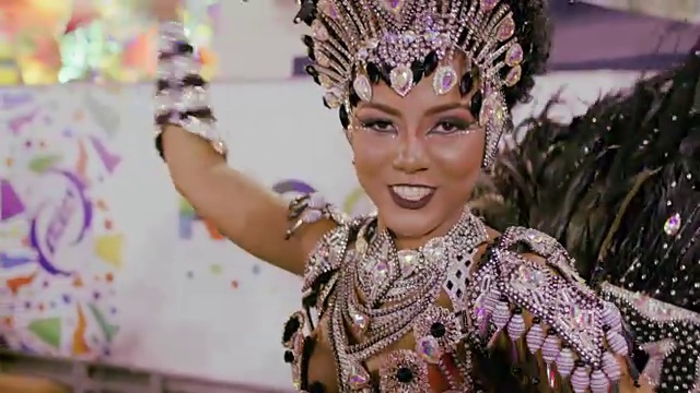 巴西里约热内卢狂欢节上的桑巴舞小姐SLO MO视频下载