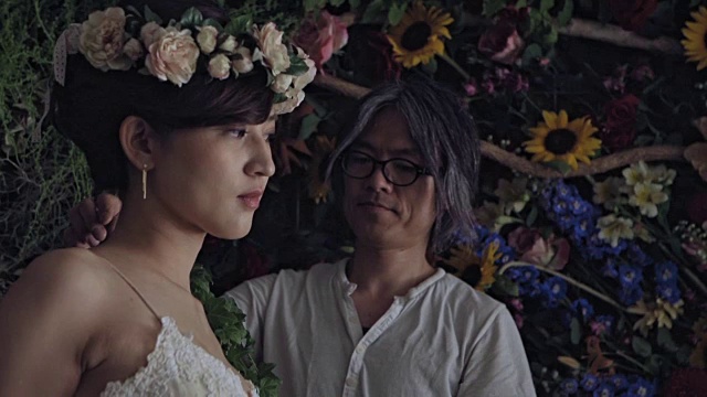 日本新娘为婚礼准备鲜花视频下载