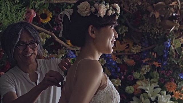 日本新娘为婚礼准备鲜花视频素材