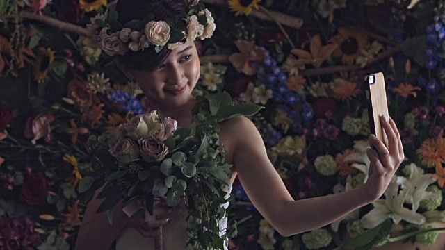 日本新娘为婚礼准备鲜花视频素材