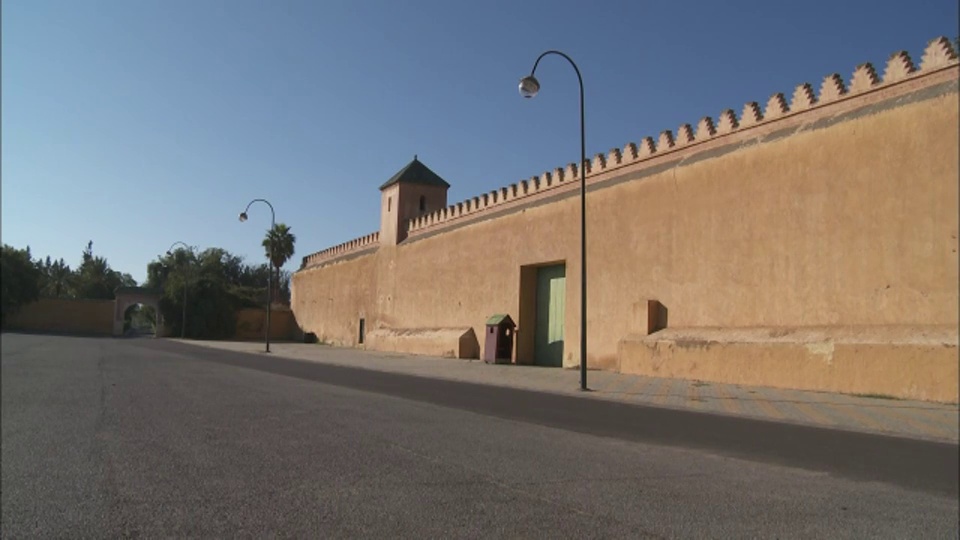 在摩洛哥马拉喀什，一堵高墙保护着皇宫的后部。视频素材